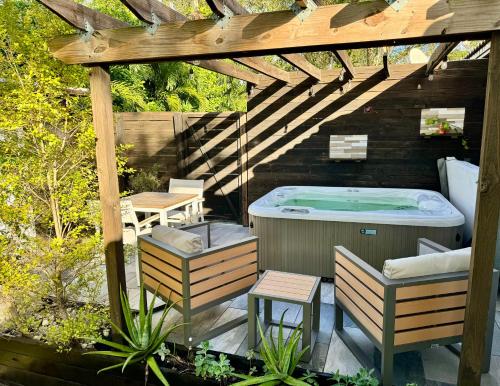 HOT TUB HOUSE ON GOLF COURSE! 10 MINs TO THE BEACH in Miami, USA