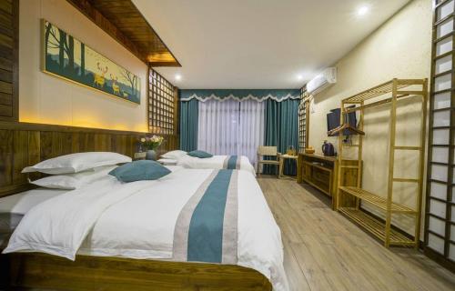 1 queen bed, 1 twin bed