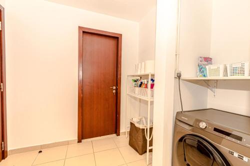 Apartment with Sea View image 8
