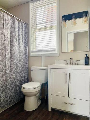 Abode à la Mode / Centrally Located 2BR/1BA Home in Evansville, USA
