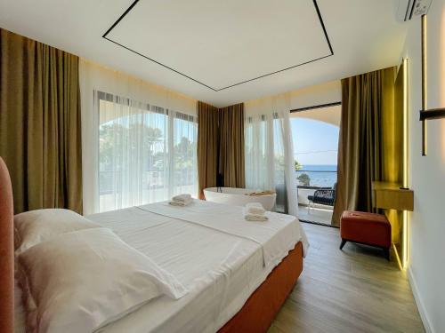 Deluxe Suite with Sea View image 10