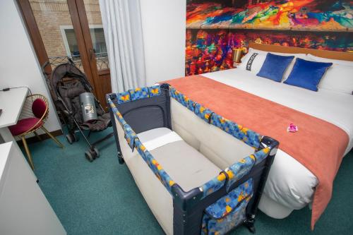 Double or Twin Room with Balcony image 9