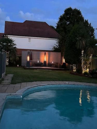 Hampton Oasis with Heated Pool & Large Garden gîte à louer Sunbury-on-Thames