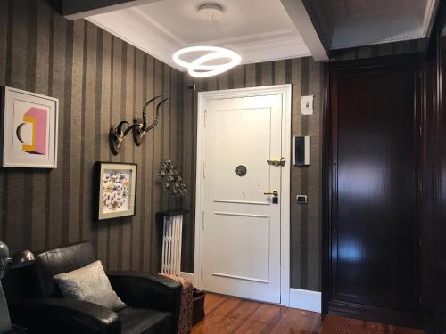 Habitación grande y confortable con baño privado junto a Guggenheim, Bilbao