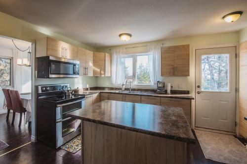 Yellowknife Downtown 50a ave Vacation Home