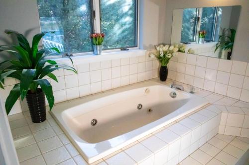 熱水浴缸, Spectacular home with a amazing ocean - river view in 密斯提克市中心