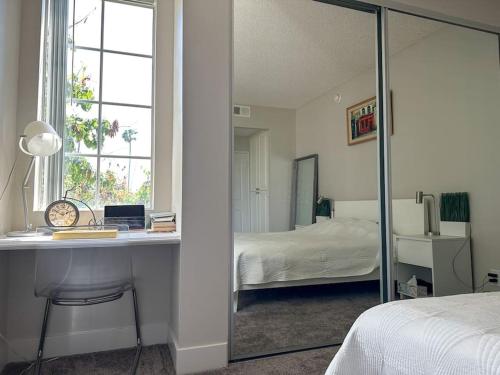 Hollywood Walk of Fame 1BR for Long Lease in Los Angeles, USA