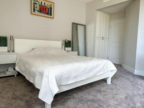 Hollywood Walk of Fame 1BR for Long Lease in Los Angeles, USA