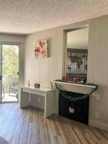 Hollywood Walk of Fame 1BR for Long Lease in Los Angeles, USA