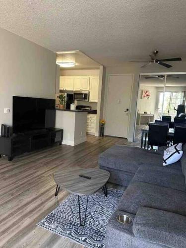 Hollywood Walk of Fame 1BR for Long Lease in Los Angeles, USA