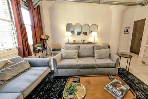 Classic Los Angeles Elegance in Downtown, Sleeps 4, Free Parking and 360 Degree View Roof Top Pool! in Los Angeles, USA