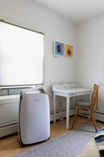 Cozy Modern Farmhouse 2 Bedroom Apartment in Torrington, USA