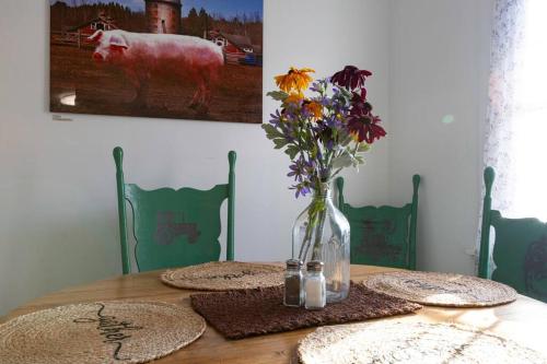 Cozy Modern Farmhouse 2 Bedroom Apartment in Torrington, USA