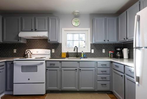 Cozy Modern Farmhouse 2 Bedroom Apartment in ทอริงตัน (คอนเนตทิคัต)