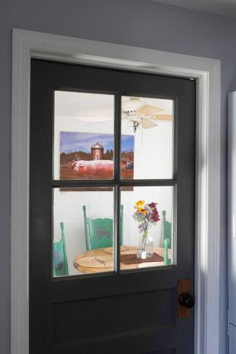 Cozy Modern Farmhouse 2 Bedroom Apartment in Torrington, USA