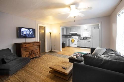 Cozy Modern Farmhouse 2 Bedroom Apartment in ทอริงตัน (คอนเนตทิคัต)