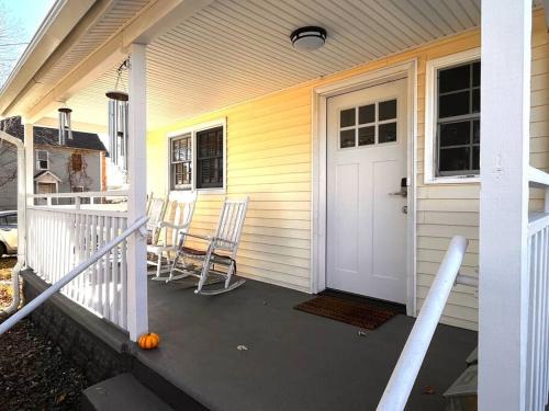 Cozy Modern Farmhouse 2 Bedroom Apartment in ทอริงตัน (คอนเนตทิคัต)