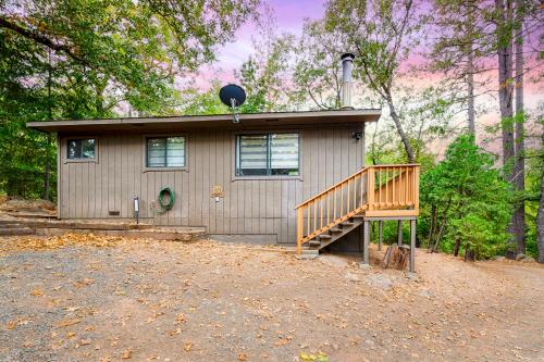 Petite Chalet with deck near Loch Lomond!