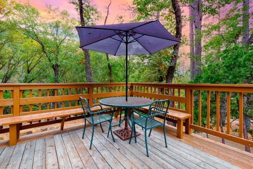 Petite Chalet with deck near Loch Lomond!