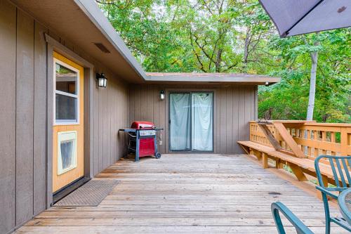 Petite Chalet with deck near Loch Lomond!