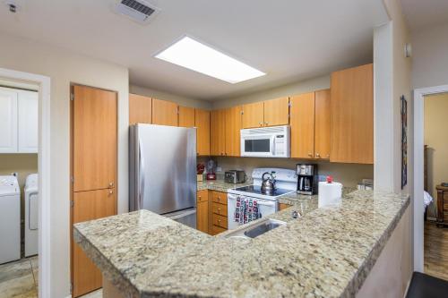 Heated Pool, Spa, Fitness Center, Central Location detail