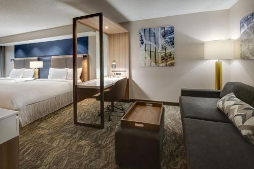 2 queen beds, 1 sofa bed