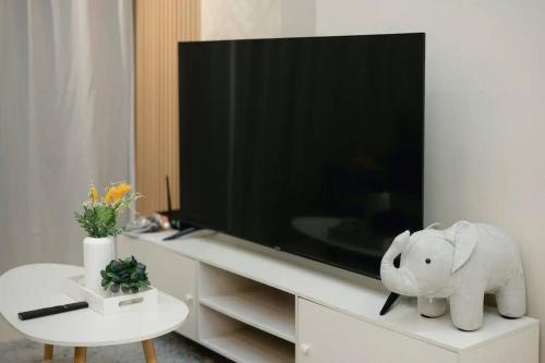 Cozy Skyline Retreat at Trion KL Level 63 - image 11