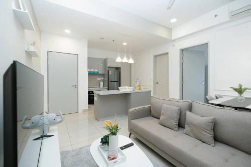 Cozy Skyline Retreat at Trion KL Level 63 - image 7