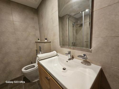 Ensuite one bedroom in a 2-bedroom with a shared living room, Дубай (фото 4)