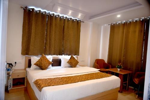 Standard Double Room image 6