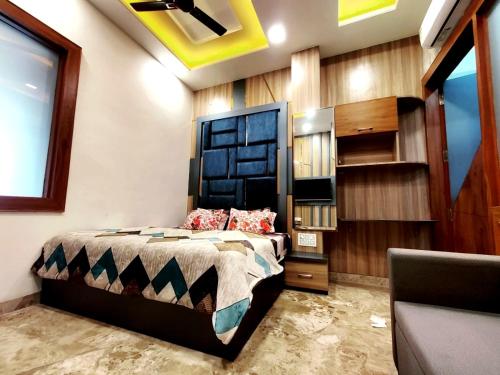 Premium Homestay Near Banke Bihari Ji with Power Backup-Free WiFi-Washing Machine in 1BHK - No Parking - image 3