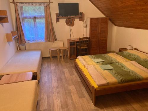 Orli Hnizdo in Τσέρνυ Ντουλ