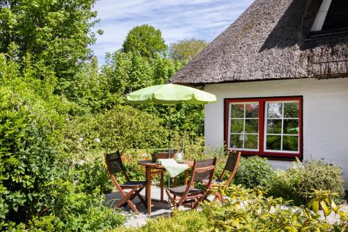 Reetdachhaus mit Nähe zur Ostsee, Außensauna, Spielplatz & großem Garten