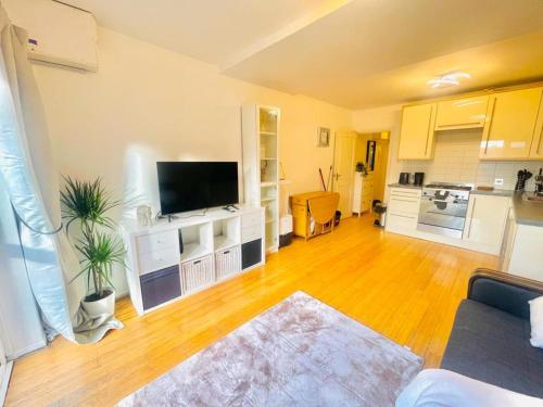 Charming 1-Bed Apartment in London - image 6