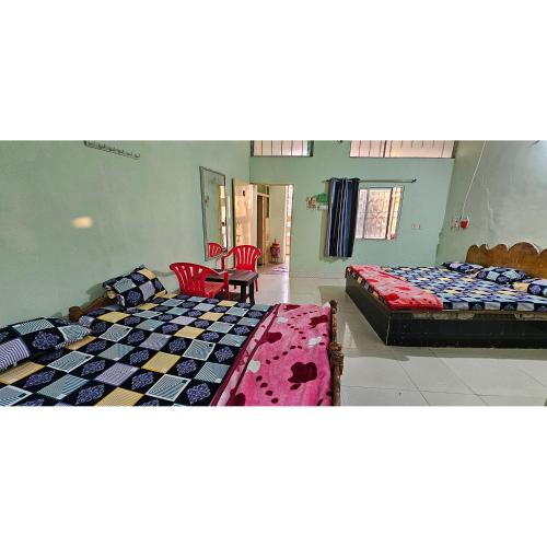2 king beds, 1 double bed
