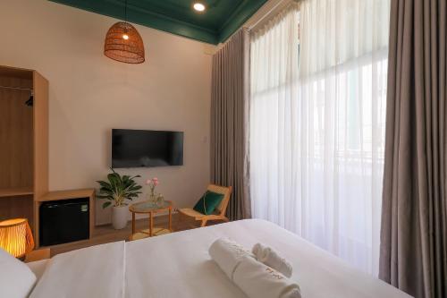 Deluxe Double Room with Balcony image 7