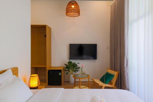 Deluxe Double Room with Balcony image 9