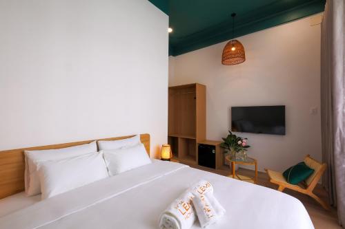 Deluxe Double Room with Balcony image 1