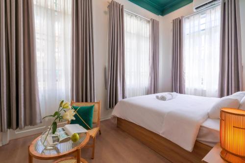 Deluxe Double Room with Balcony image 6