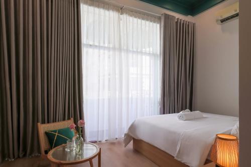 Deluxe Double Room with Balcony image 3