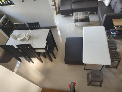 Casa Devino - Spacious 76 SQM 2BR Loft Retreat in Tagaytay - Pool - Free WIFI NETFLIX PARKING PET Stay - located on 3rd Floor, Tagaytay (foto 9)