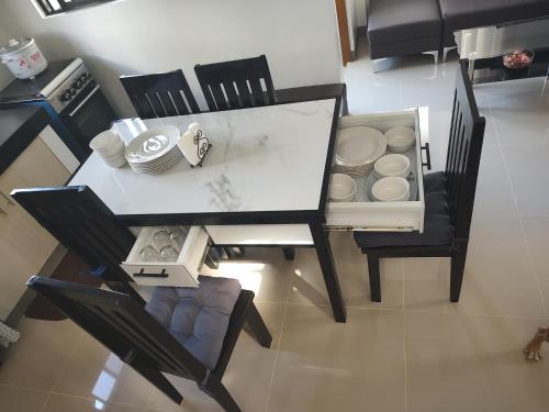 Casa Devino - Spacious 76 SQM 2BR Loft Retreat in Tagaytay - Pool - Free WIFI NETFLIX PARKING PET Stay - located on 3rd Floor, Tagaytay (foto 8)