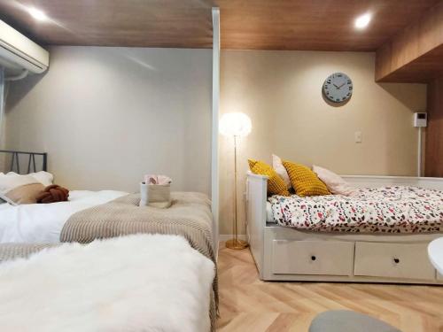 新宿 シングルルーム 複数ベッド、キッチン、ダイニングテーブル完備、短期、中期滞在に最適。