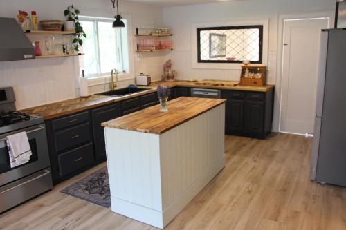 4 Guest Suite with Waterfront Views at Fancie's PEC - Suite 2, Belleville (fotografie 10)