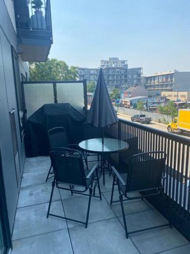 Spacious 2-bed, 2-bath condo in downtown Kelowna!, Kelowna (photo 2)