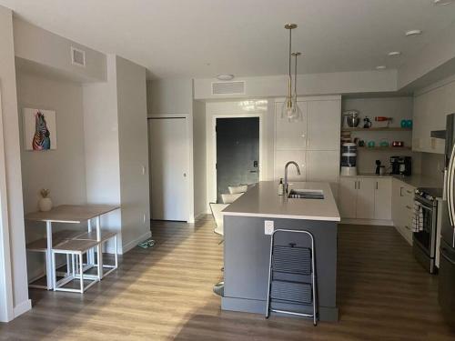 Spacious 2-bed, 2-bath condo in downtown Kelowna!, Kelowna (photo 3)