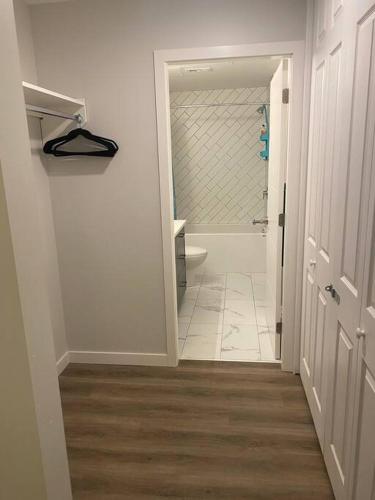 Spacious 2-bed, 2-bath condo in downtown Kelowna!, Kelowna (photo 4)