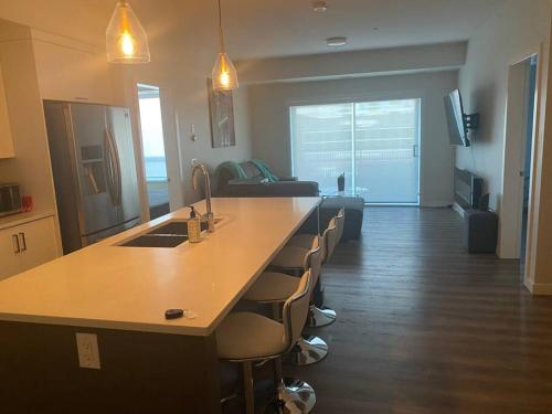 Spacious 2-bed, 2-bath condo in downtown Kelowna!, Kelowna (photo 5)