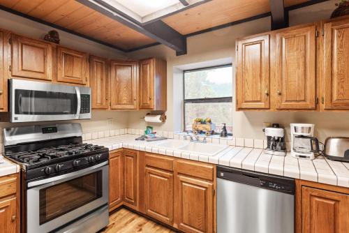 Three Little Birds - Amazing craftsmanship, a Short drive to ski resorts, and a game room! in Big Bear Lake, USA