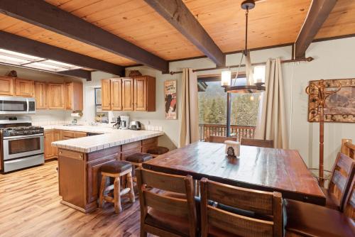 Three Little Birds - Amazing craftsmanship, a Short drive to ski resorts, and a game room! in Big Bear Lake, USA